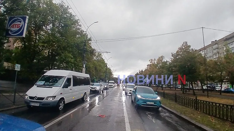 В Николаеве «ВАЗ» столкнулся с «Опелем»: на проспекте огромная пробка В Николаеве «ВАЗ» столкнулся с «Опелем»: на проспекте огромная пробка
