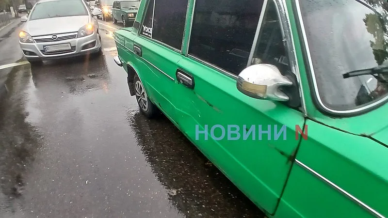 В Николаеве «ВАЗ» столкнулся с «Опелем»: на проспекте огромная пробка В Николаеве «ВАЗ» столкнулся с «Опелем»: на проспекте огромная пробка
