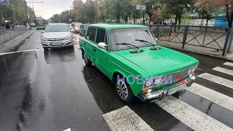 В Николаеве «ВАЗ» столкнулся с «Опелем»: на проспекте огромная пробка В Николаеве «ВАЗ» столкнулся с «Опелем»: на проспекте огромная пробка