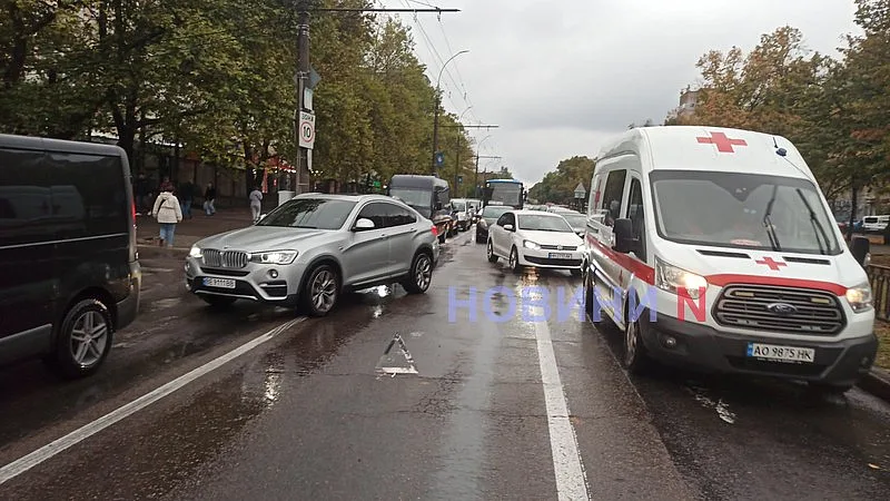 В Николаеве «ВАЗ» столкнулся с «Опелем»: на проспекте огромная пробка В Николаеве «ВАЗ» столкнулся с «Опелем»: на проспекте огромная пробка