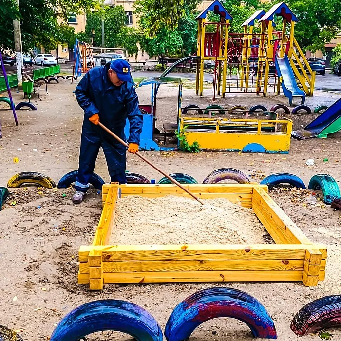 В Николаеве обновляют детские площадки: установили 15 песочниц В Николаеве обновляют детские площадки: установили 15 песочниц