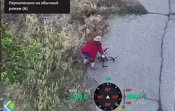Украинская бабушка голыми руками обезвредила российский дрон (видео) Украинская бабушка голыми руками обезвредила российский дрон (видео)