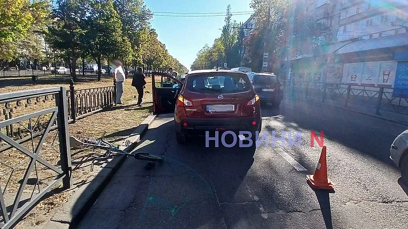 В центре Николаева пенсионер упал с велосипеда на капот «Ниссана»: пострадавшего забрала скорая В центре Николаева пенсионер упал с велосипеда на капот «Ниссана»: пострадавшего забрала скорая
