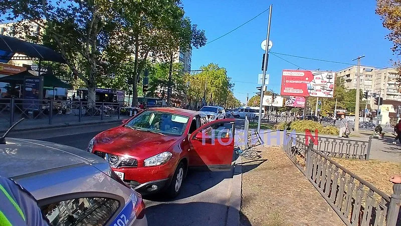 В центре Николаева пенсионер упал с велосипеда на капот «Ниссана»: пострадавшего забрала скорая В центре Николаева пенсионер упал с велосипеда на капот «Ниссана»: пострадавшего забрала скорая