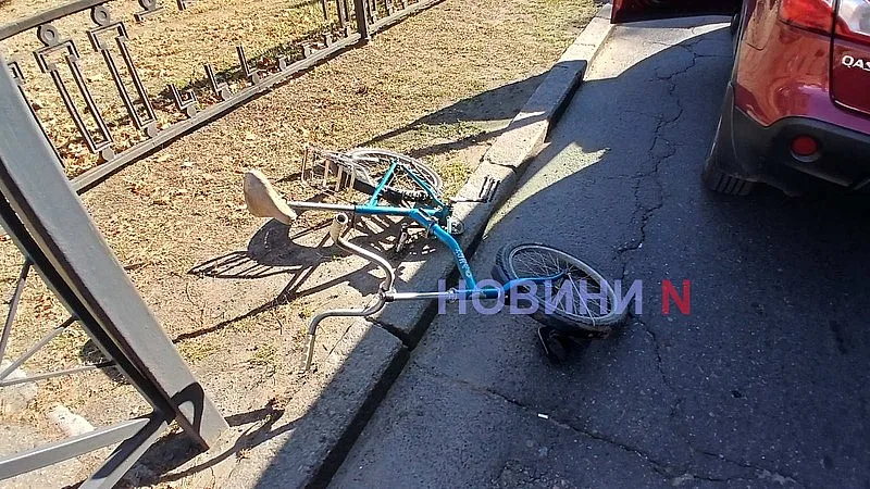 В центре Николаева пенсионер упал с велосипеда на капот «Ниссана»: пострадавшего забрала скорая В центре Николаева пенсионер упал с велосипеда на капот «Ниссана»: пострадавшего забрала скорая