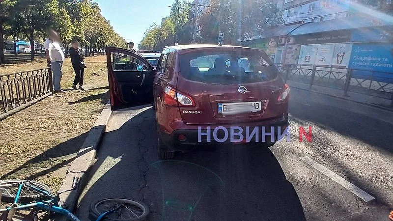 В центре Николаева пенсионер упал с велосипеда на капот «Ниссана»: пострадавшего забрала скорая В центре Николаева пенсионер упал с велосипеда на капот «Ниссана»: пострадавшего забрала скорая