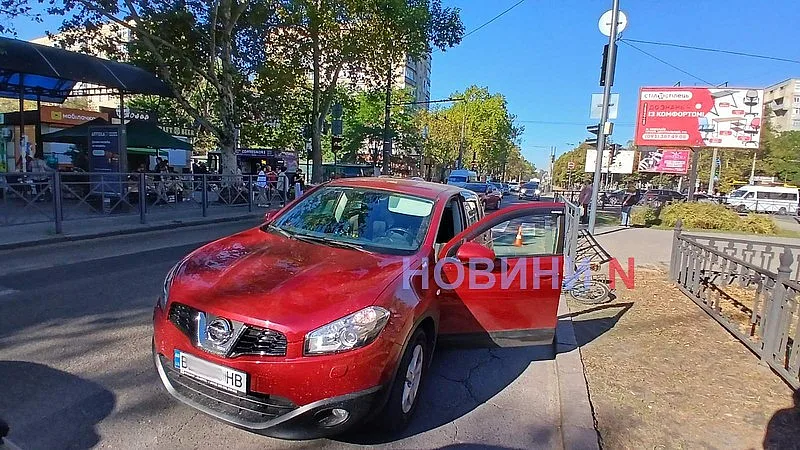 В центре Николаева пенсионер упал с велосипеда на капот «Ниссана»: пострадавшего забрала скорая В центре Николаева пенсионер упал с велосипеда на капот «Ниссана»: пострадавшего забрала скорая