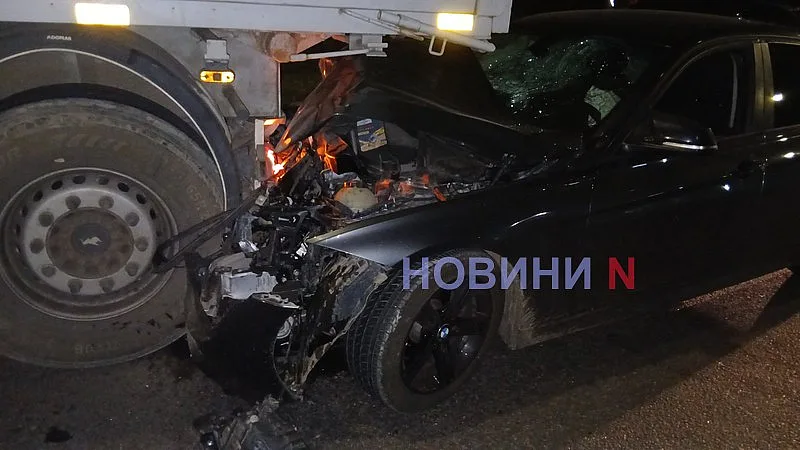 В Николаеве «БМВ» влетел под фуру: водитель отказался от госпитализации В Николаеве «БМВ» влетел под фуру: водитель отказался от госпитализации