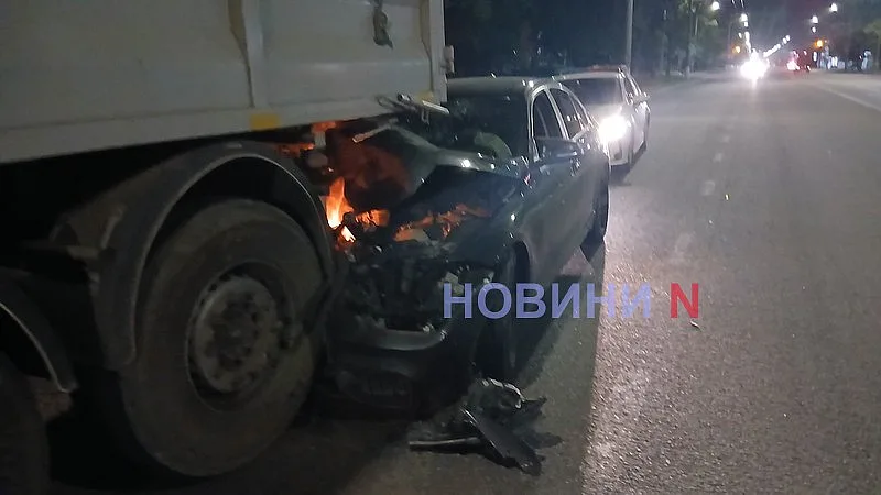 В Николаеве «БМВ» влетел под фуру: водитель отказался от госпитализации В Николаеве «БМВ» влетел под фуру: водитель отказался от госпитализации