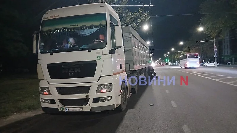 В Николаеве «БМВ» влетел под фуру: водитель отказался от госпитализации В Николаеве «БМВ» влетел под фуру: водитель отказался от госпитализации