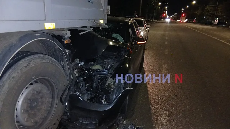 В Николаеве «БМВ» влетел под фуру: водитель отказался от госпитализации В Николаеве «БМВ» влетел под фуру: водитель отказался от госпитализации