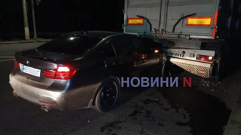 В Николаеве «БМВ» влетел под фуру: водитель отказался от госпитализации В Николаеве «БМВ» влетел под фуру: водитель отказался от госпитализации
