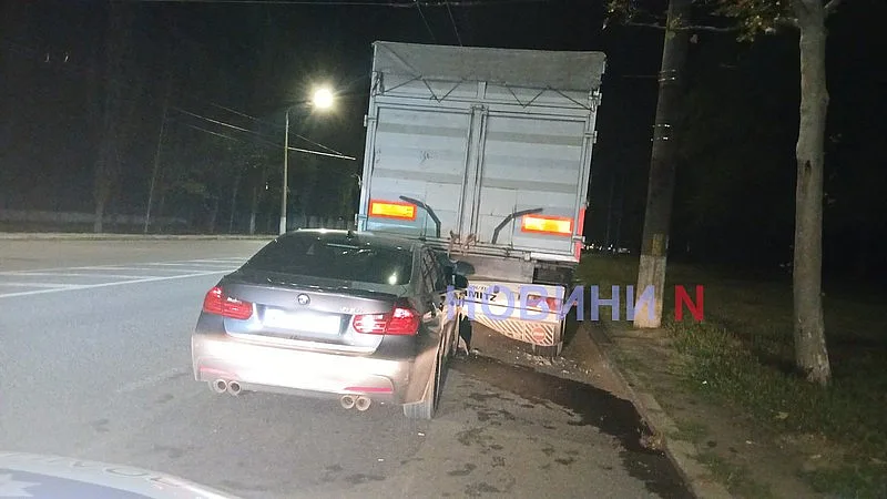В Николаеве «БМВ» влетел под фуру: водитель отказался от госпитализации В Николаеве «БМВ» влетел под фуру: водитель отказался от госпитализации