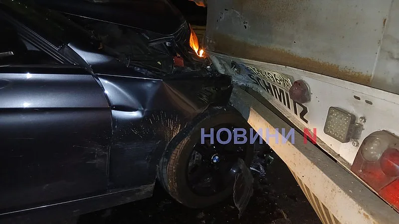 В Николаеве «БМВ» влетел под фуру: водитель отказался от госпитализации В Николаеве «БМВ» влетел под фуру: водитель отказался от госпитализации
