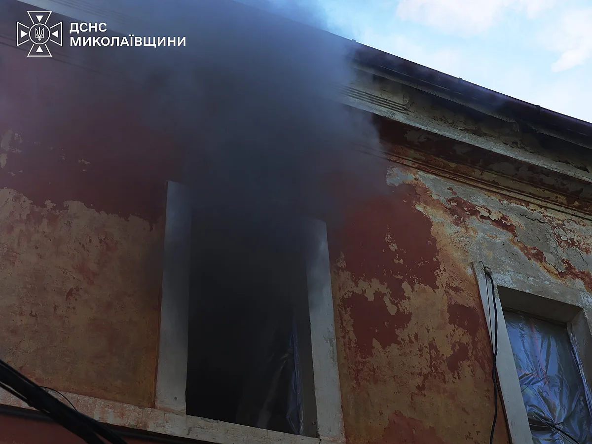 В Николаеве загорелось здание В Николаеве загорелось здание