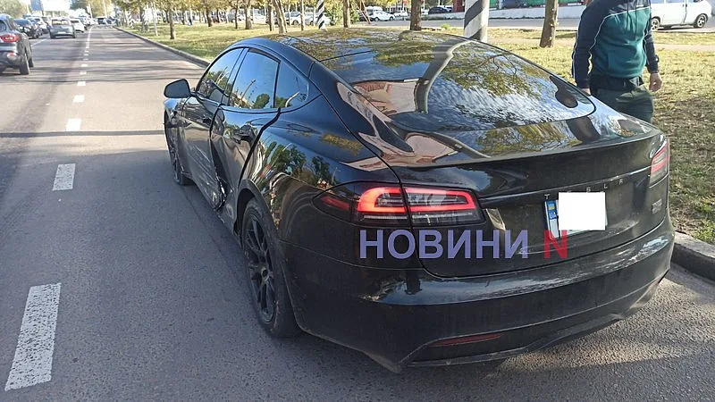 Lada не пропустила Tesla на проспекте в Николаеве Lada не пропустила Tesla на проспекте в Николаеве