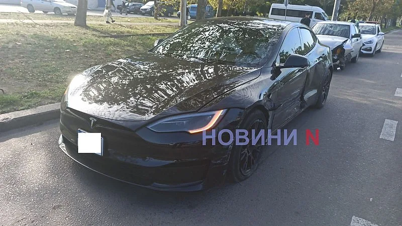 Lada не пропустила Tesla на проспекте в Николаеве Lada не пропустила Tesla на проспекте в Николаеве