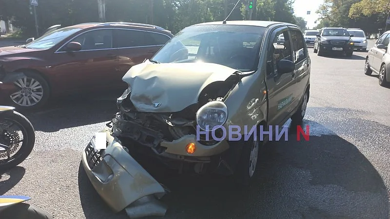Учебный Matiz не пропустил Mazda на оживленном перекрестке в Николаеве: движение затруднено Учебный Matiz не пропустил Mazda на оживленном перекрестке в Николаеве: движение затруднено