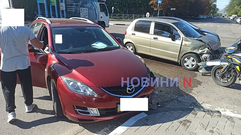 Учебный Matiz не пропустил Mazda на оживленном перекрестке в Николаеве: движение затруднено Учебный Matiz не пропустил Mazda на оживленном перекрестке в Николаеве: движение затруднено