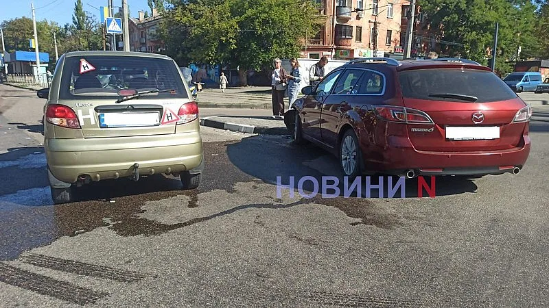 Учебный Matiz не пропустил Mazda на оживленном перекрестке в Николаеве: движение затруднено Учебный Matiz не пропустил Mazda на оживленном перекрестке в Николаеве: движение затруднено
