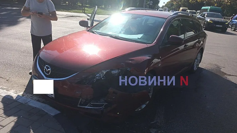Учебный Matiz не пропустил Mazda на оживленном перекрестке в Николаеве: движение затруднено Учебный Matiz не пропустил Mazda на оживленном перекрестке в Николаеве: движение затруднено