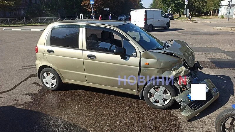 Учебный Matiz не пропустил Mazda на оживленном перекрестке в Николаеве: движение затруднено Учебный Matiz не пропустил Mazda на оживленном перекрестке в Николаеве: движение затруднено