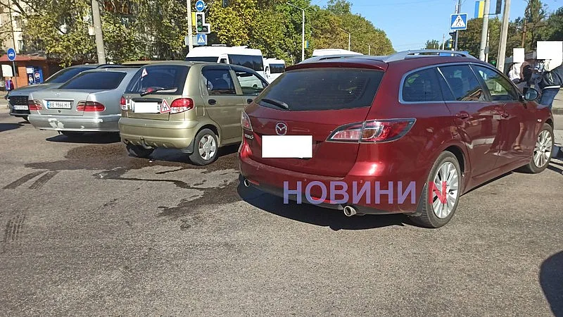Учебный Matiz не пропустил Mazda на оживленном перекрестке в Николаеве: движение затруднено Учебный Matiz не пропустил Mazda на оживленном перекрестке в Николаеве: движение затруднено
