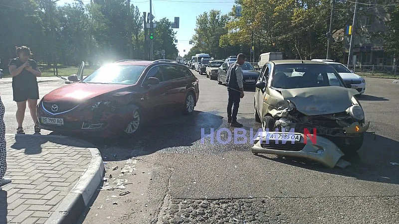 Учебный Matiz не пропустил Mazda на оживленном перекрестке в Николаеве: движение затруднено Учебный Matiz не пропустил Mazda на оживленном перекрестке в Николаеве: движение затруднено