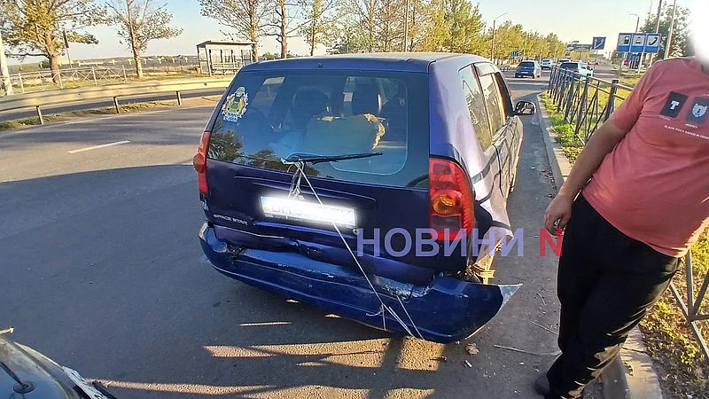 В Николаеве на проспекте столкнулись Mercedes и Mitsubishi В Николаеве на проспекте столкнулись Mercedes и Mitsubishi