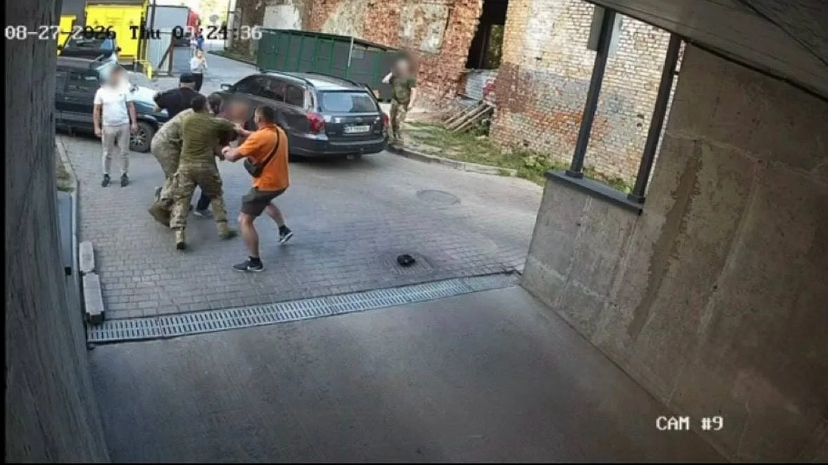 Представитель ТЦК достал табельное оружие во время конфликта во Львове: ГБР расследует инцидент Представитель ТЦК достал табельное оружие во время конфликта во Львове: ГБР расследует инцидент