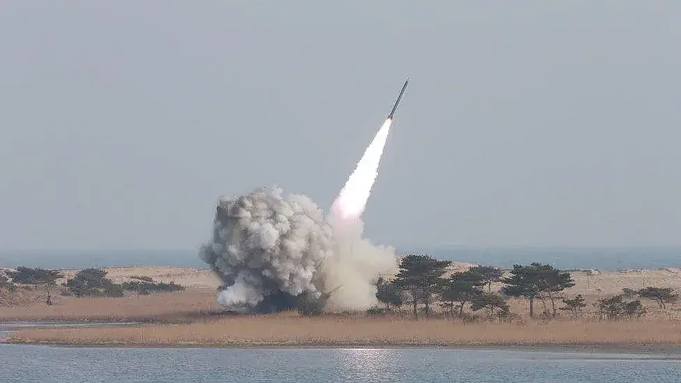 Корея запустила баллистическую ракету в сторону Восточного моря Корея запустила баллистическую ракету в сторону Восточного моря