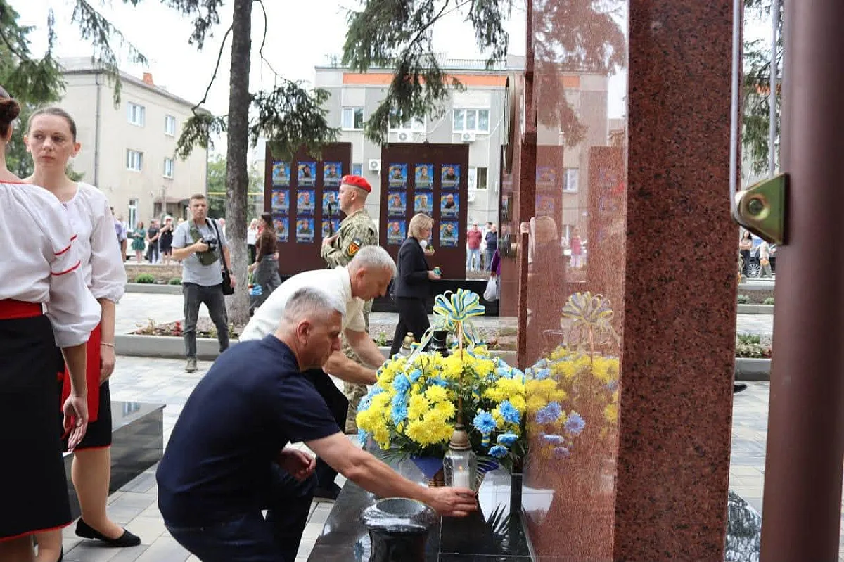 В Первомайске открыли Аллею Славы погибших защитников и защитниц В Первомайске открыли Аллею Славы погибших защитников и защитниц