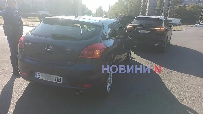 На площі Перемоги в Миколаєві «Кіа» врізався в MG: рух ускладнений На площі Перемоги в Миколаєві «Кіа» врізався в MG: рух ускладнений