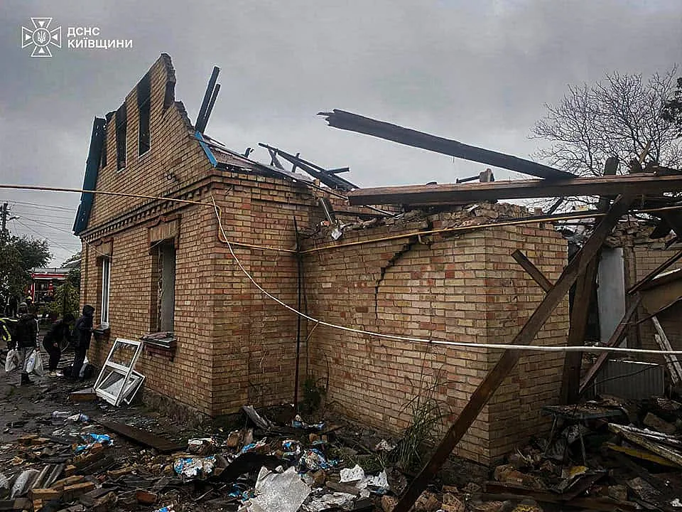 В Киевской области в результате атак повреждены жилые дома и склад: есть пострадавший В Киевской области в результате атак повреждены жилые дома и склад: есть пострадавший