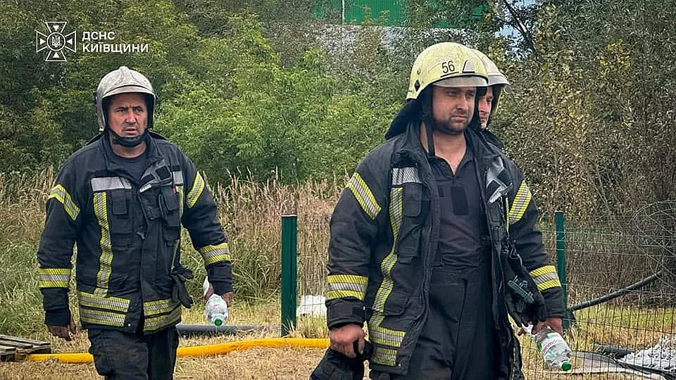 В Киевской области в результате атак повреждены жилые дома и склад: есть пострадавший В Киевской области в результате атак повреждены жилые дома и склад: есть пострадавший