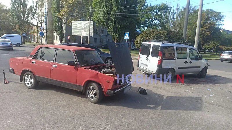 В Николаеве «Фиат» врезался в ВАЗ: оба автомобиля развернуло, образовался затор В Николаеве «Фиат» врезался в ВАЗ: оба автомобиля развернуло, образовался затор