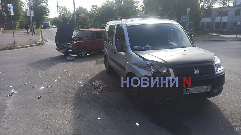 В Николаеве «Фиат» врезался в ВАЗ: оба автомобиля развернуло, образовался затор В Николаеве «Фиат» врезался в ВАЗ: оба автомобиля развернуло, образовался затор
