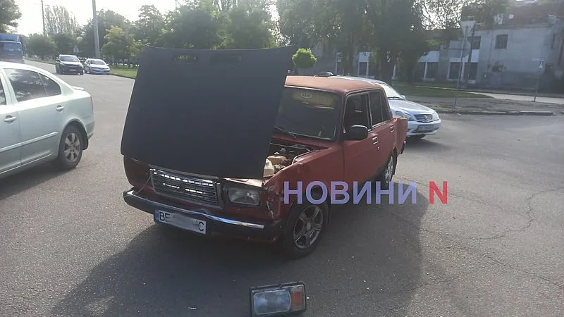 В Николаеве «Фиат» врезался в ВАЗ: оба автомобиля развернуло, образовался затор В Николаеве «Фиат» врезался в ВАЗ: оба автомобиля развернуло, образовался затор