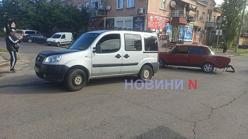 В Николаеве «Фиат» врезался в ВАЗ: оба автомобиля развернуло, образовался затор В Николаеве «Фиат» врезался в ВАЗ: оба автомобиля развернуло, образовался затор
