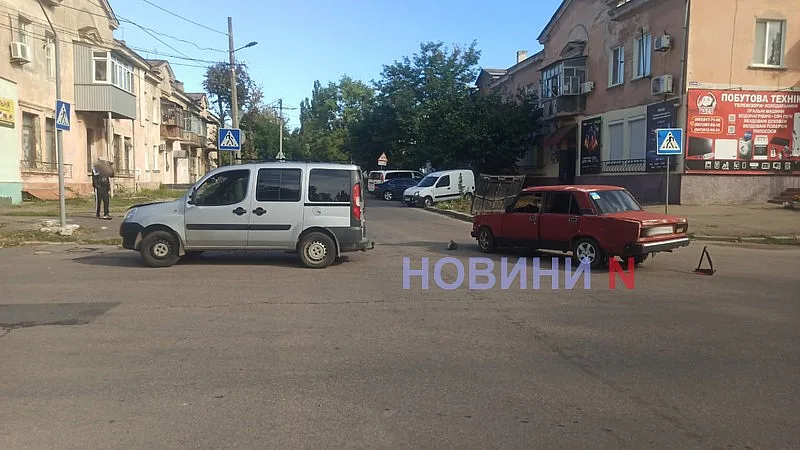 В Николаеве «Фиат» врезался в ВАЗ: оба автомобиля развернуло, образовался затор В Николаеве «Фиат» врезался в ВАЗ: оба автомобиля развернуло, образовался затор