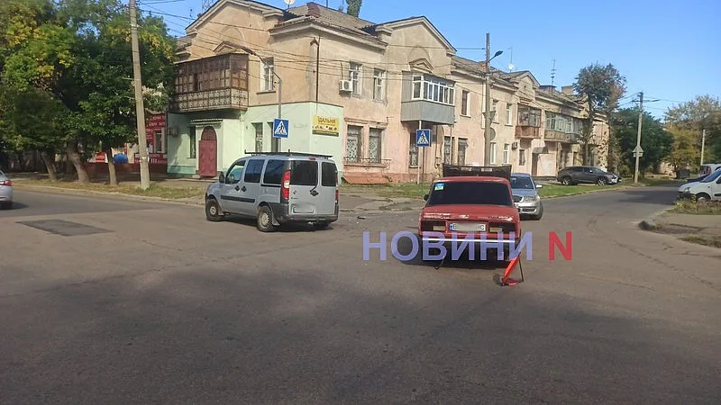 В Николаеве «Фиат» врезался в ВАЗ: оба автомобиля развернуло, образовался затор В Николаеве «Фиат» врезался в ВАЗ: оба автомобиля развернуло, образовался затор