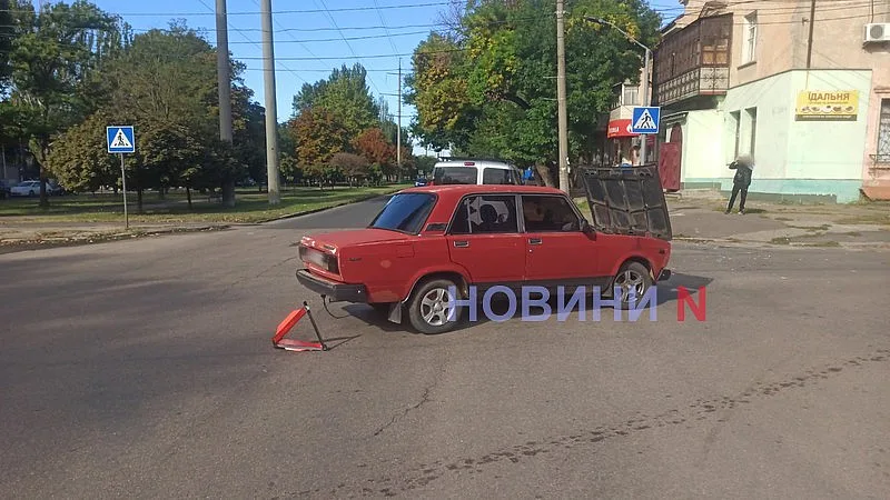 В Николаеве «Фиат» врезался в ВАЗ: оба автомобиля развернуло, образовался затор В Николаеве «Фиат» врезался в ВАЗ: оба автомобиля развернуло, образовался затор