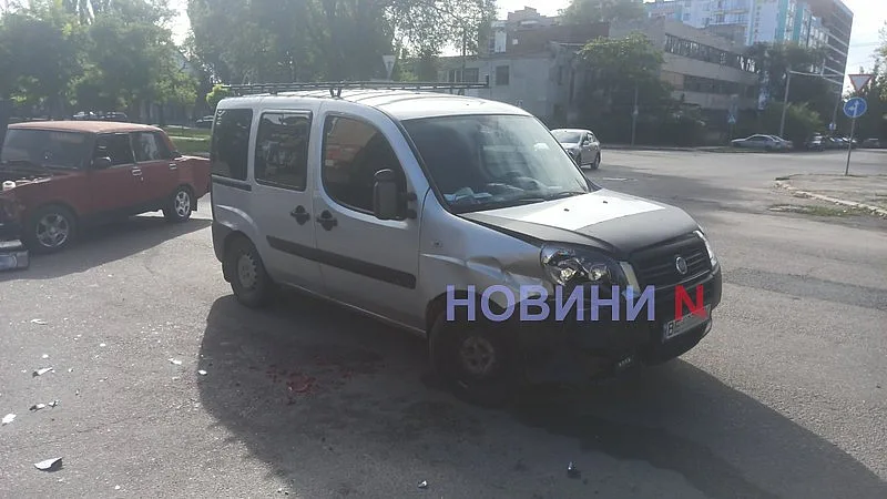 В Николаеве «Фиат» врезался в ВАЗ: оба автомобиля развернуло, образовался затор В Николаеве «Фиат» врезался в ВАЗ: оба автомобиля развернуло, образовался затор