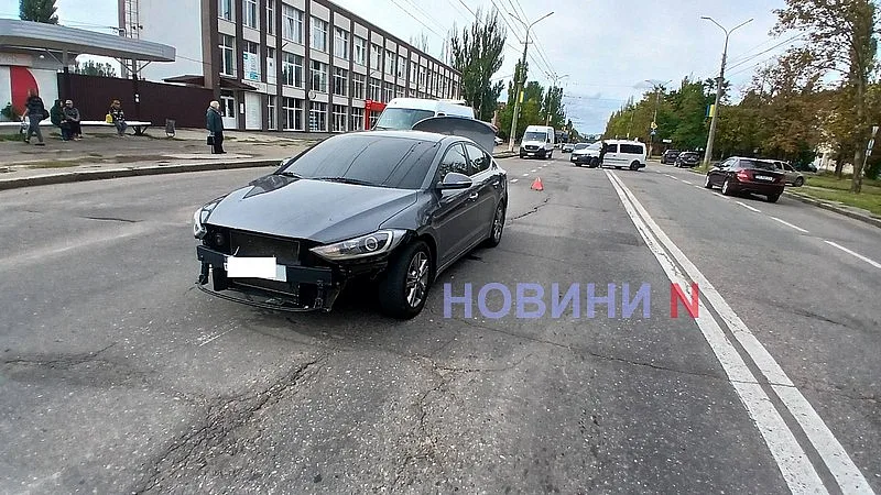 Volkswagen не пропустил Hyundai на проспекте в Николаеве - движение затруднено Volkswagen не пропустил Hyundai на проспекте в Николаеве - движение затруднено