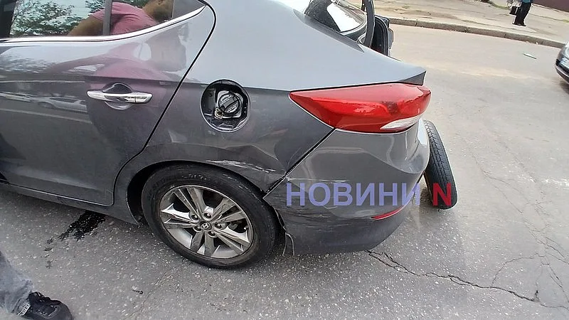 Volkswagen не пропустил Hyundai на проспекте в Николаеве - движение затруднено Volkswagen не пропустил Hyundai на проспекте в Николаеве - движение затруднено