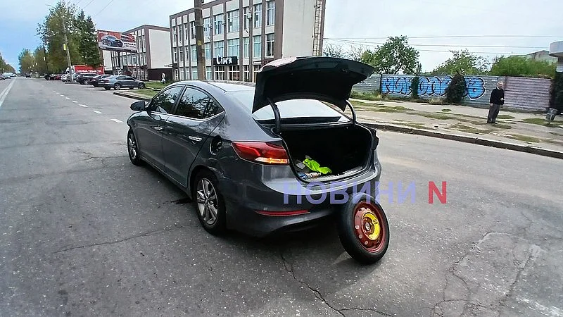 Volkswagen не пропустил Hyundai на проспекте в Николаеве - движение затруднено Volkswagen не пропустил Hyundai на проспекте в Николаеве - движение затруднено