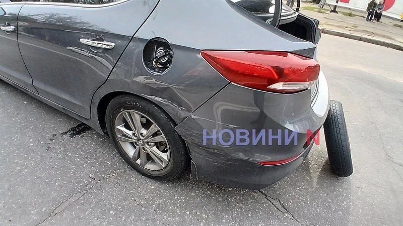 Volkswagen не пропустил Hyundai на проспекте в Николаеве - движение затруднено Volkswagen не пропустил Hyundai на проспекте в Николаеве - движение затруднено