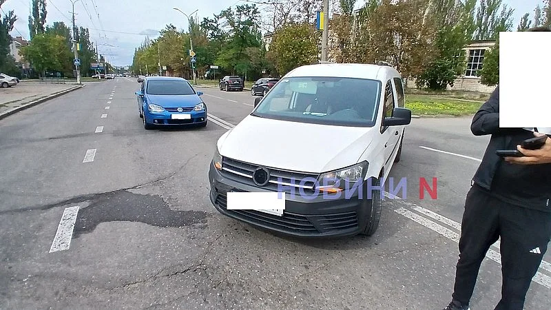Volkswagen не пропустил Hyundai на проспекте в Николаеве - движение затруднено Volkswagen не пропустил Hyundai на проспекте в Николаеве - движение затруднено