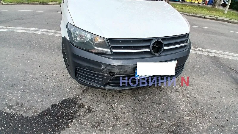 Volkswagen не пропустил Hyundai на проспекте в Николаеве - движение затруднено Volkswagen не пропустил Hyundai на проспекте в Николаеве - движение затруднено