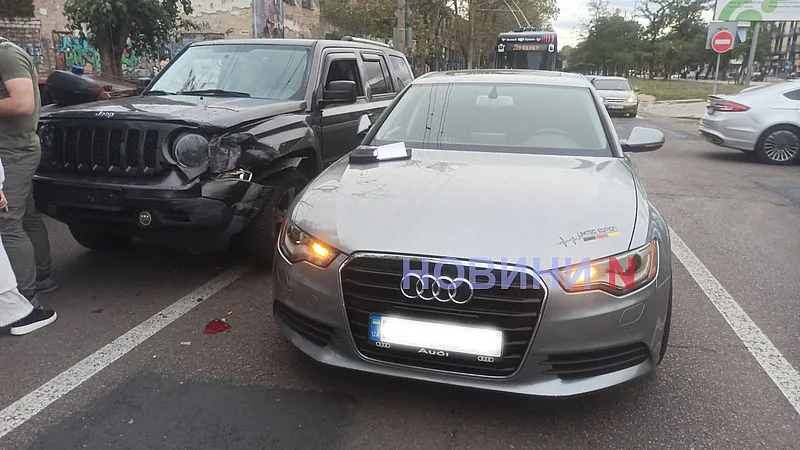 Jeep и Audi столкнулись в Николаеве: на проспекте пробка Jeep и Audi столкнулись в Николаеве: на проспекте пробка